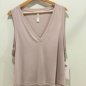 Alo Vibration Tank  - M - Lavender Cloud